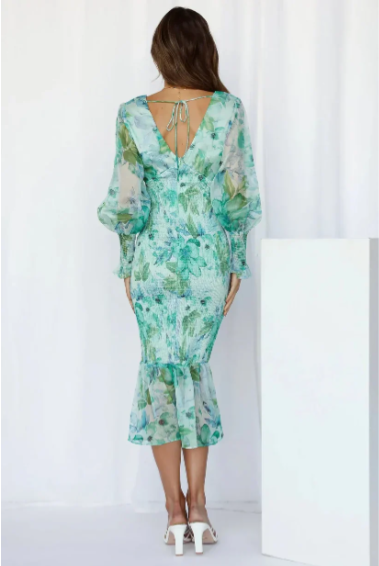 EP | Robe midi moulante et florale avec manches en voile