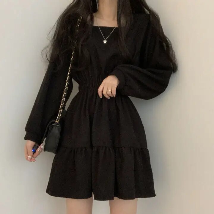EP | Mini-robe à col carré et taille haute pour femmes.