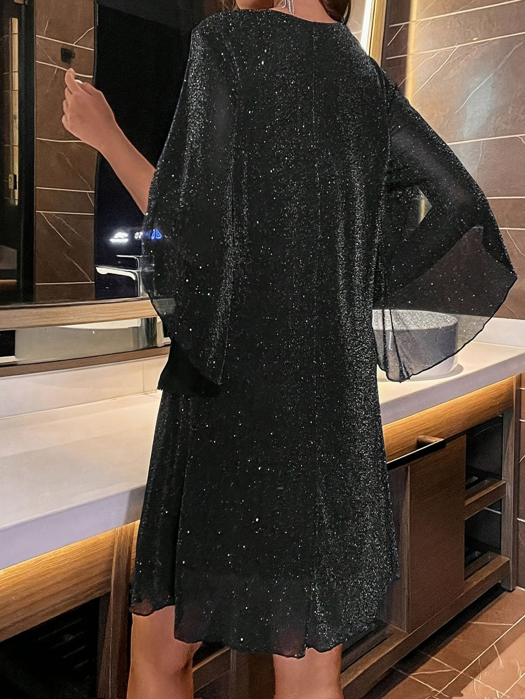 EP | Robe scintillante élégante avec décolleté en V et manches fendues