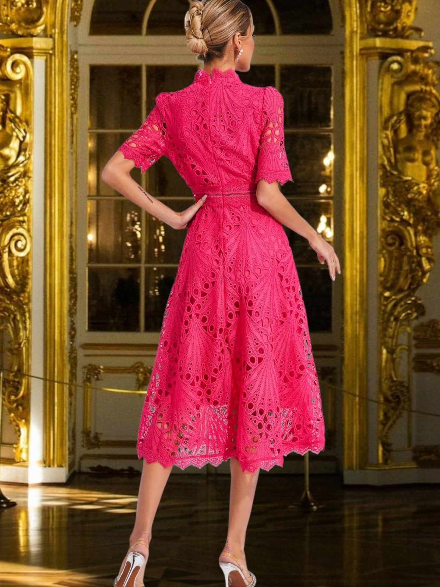 EP | Robe midi en dentelle avec un col rond flatteur