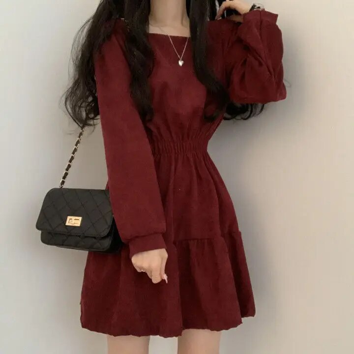 EP | Mini-robe à col carré et taille haute pour femmes.