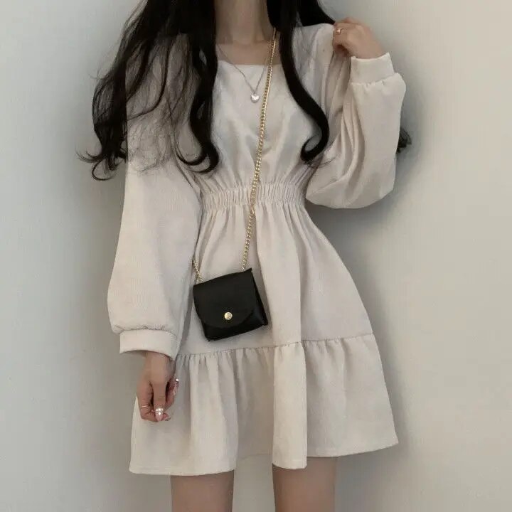 EP | Mini-robe à col carré et taille haute pour femmes.