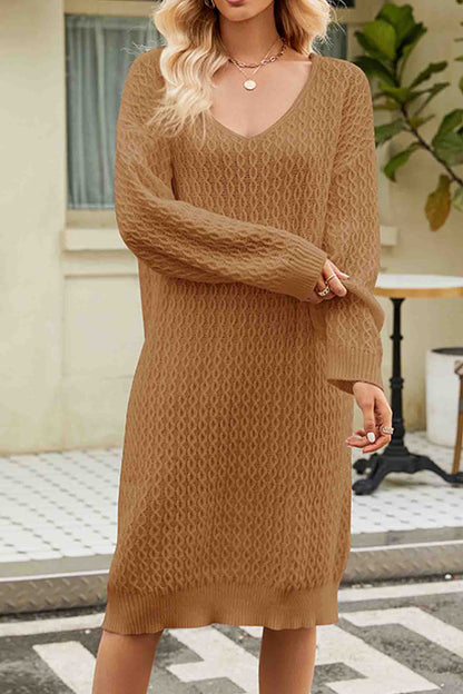 EP | Une robe-pull élégante avec un col en V spectaculaire pour des tenues chics
