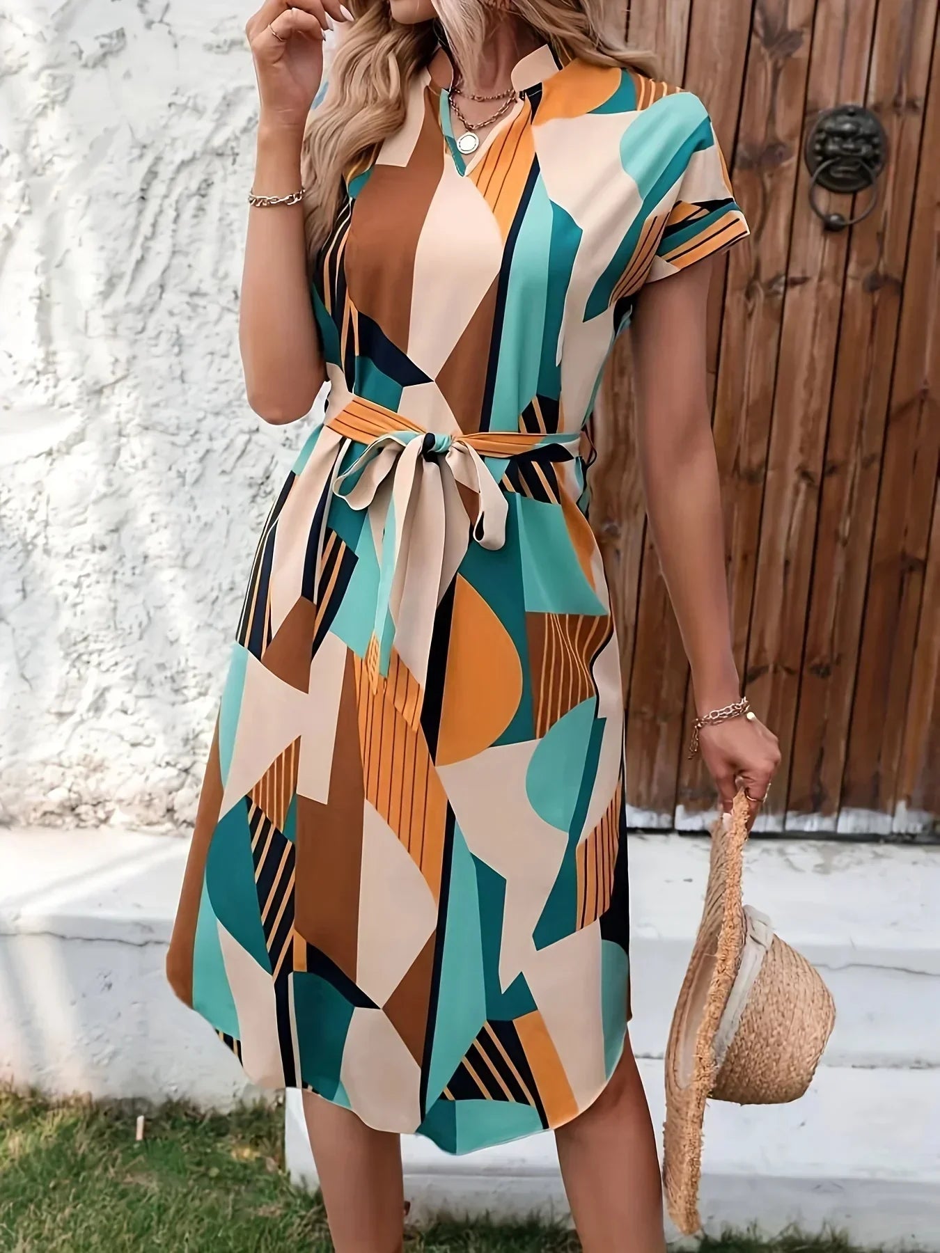 EP | La robe midi sans effort d'Ella avec un décolleté en V pour un style chic au quotidien