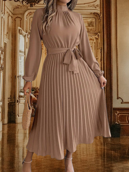 EP | Robe midi plissée avec ceinture à la taille et manches longues
