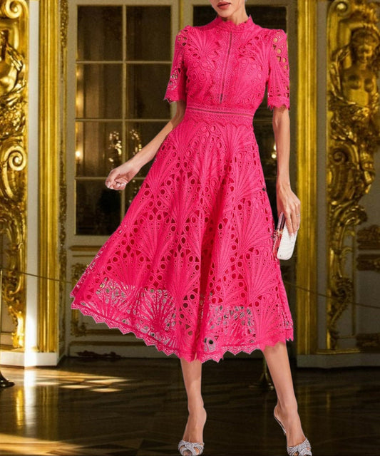 EP | Robe midi en dentelle avec un col rond flatteur